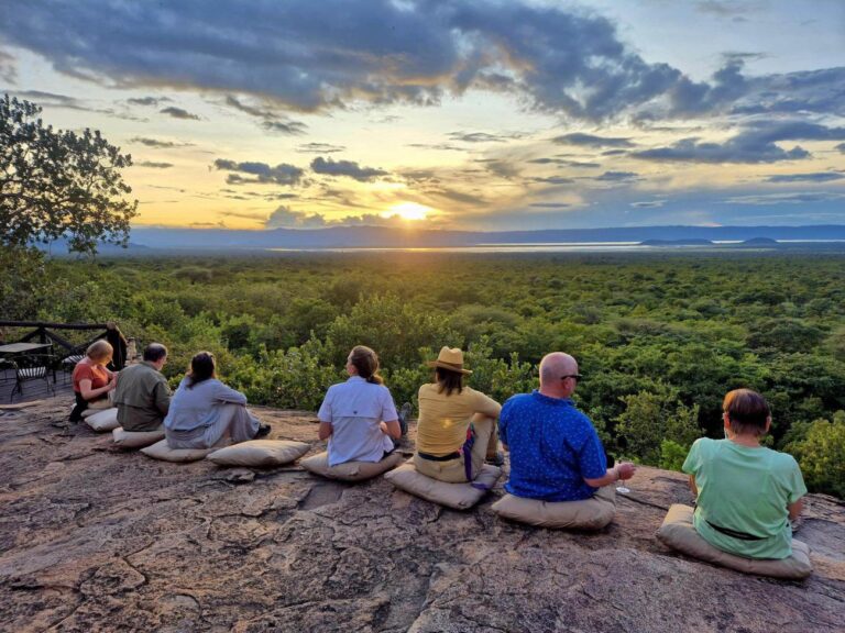 Safari in Solitaria vs. Safari di Gruppo: Qual è il Migliore per la Tua Avventura in Tanzania?