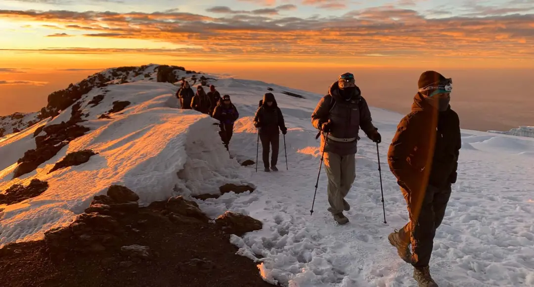 Altitudine, Acclimatazione e Salute: Sopravvivere alle Vette dei Safari in Montagna